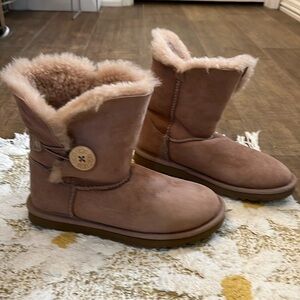 Ugg Bailey Button size 6 tan chestnut
